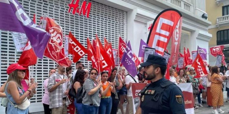 Trabajadores de H&M se van a la huelga y cierran tiendas en España