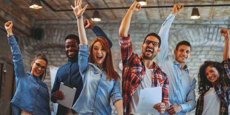 Ejecutivo promulga ley que favorece a los jóvenes empresarios del país: ¿De qué se trata?