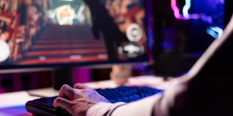 Jugador usando computadora para videojuegos