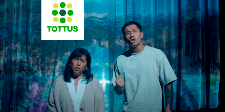 Tottus lanza spot con Gianluca Lapadula cantando “Contigo Perú”