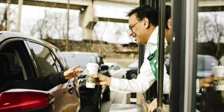 Te servirá tu café: Nuevo CEO de Starbucks trabajará como barista una vez al mes