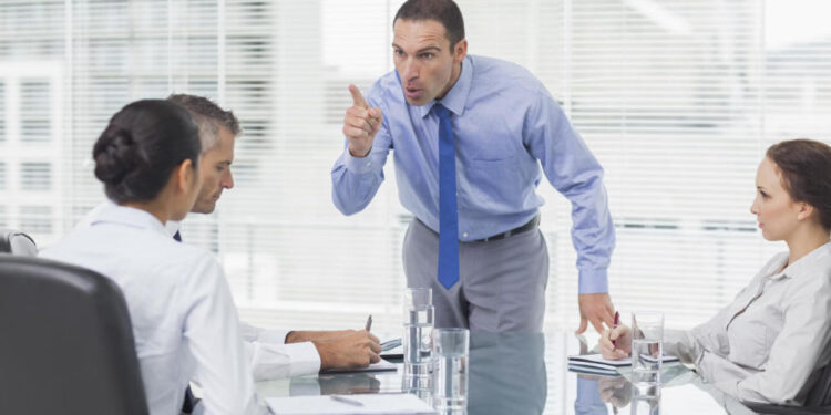 Seis de cada 10 peruanos pensó en renunciar a su trabajo por mala relación con su jefe