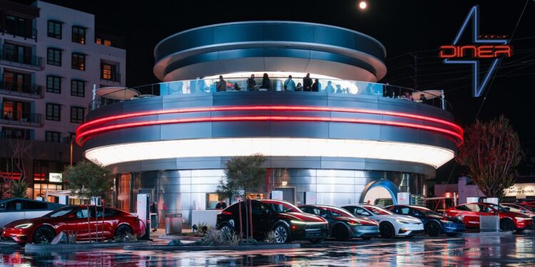 Así es “Tesla Diner”, el restaurante futurista que acaba de inaugurar Elon Musk