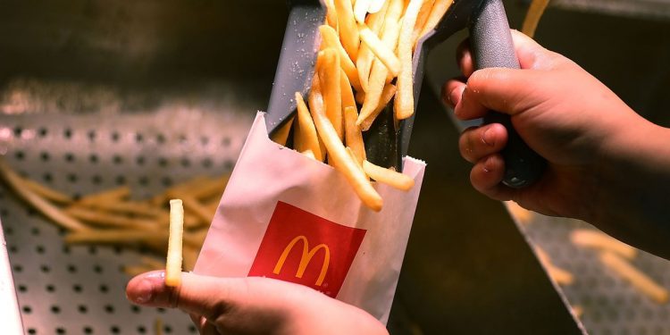 McDonald's reduce el tamaño de las papas fritas por problemas de envío