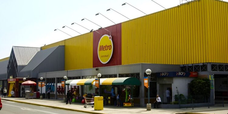 Clausuran local de supermercado Metro tras captar ratas caminando entre embutidos