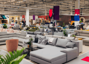 Reconocida cadena de muebles anuncia cierre de tiendas tras declararse en quiebra