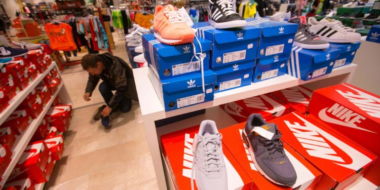 Los nuevos aranceles de Trump podrían elevar los precios de las zapatillas de Nike y Adidas