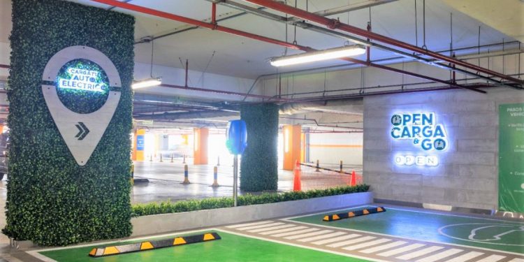 Open Plaza instala su primera estación de carga para vehículos eléctricos