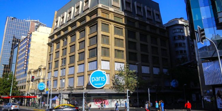 Cencosud pone en venta su histórico edificio de Santiago donde funcionó Paris por 72 años