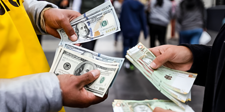 Dólar toca su nivel más bajo en seis años pese a la intervención del BCR: ¿en cuánto cotiza?