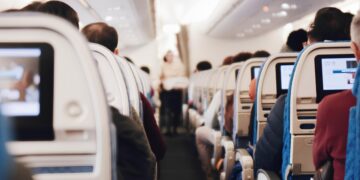 Aprueban dictamen que prohíbe cobrar por elegir asiento y llevar equipaje de mano en vuelos