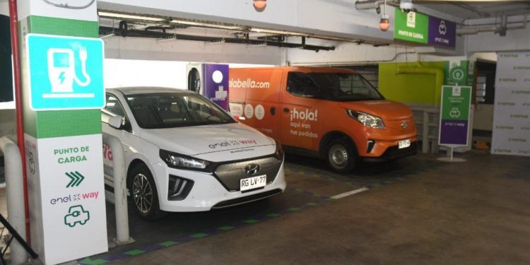 Tottus inaugura primer punto de carga rápida para vehículos eléctricos