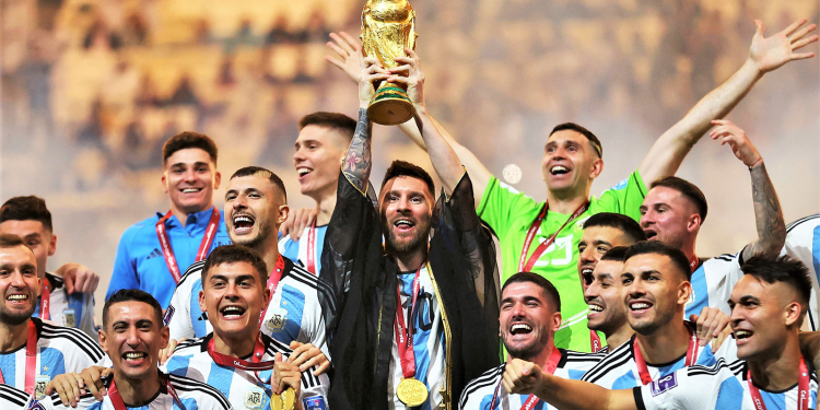 Qatar 2022 le arruina la fiesta a Adidas: ¿Cómo perjudicó la túnica negra de Messi a la marca?