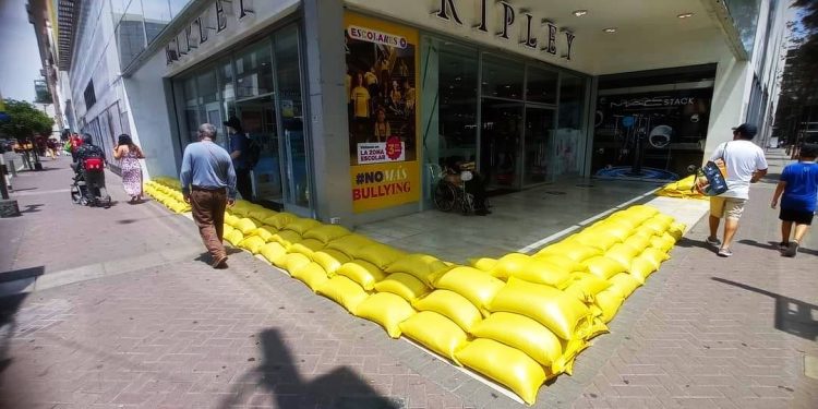 Ripley coloca barreras de sacos de arena a modo de prevención por las fuertes lluvias