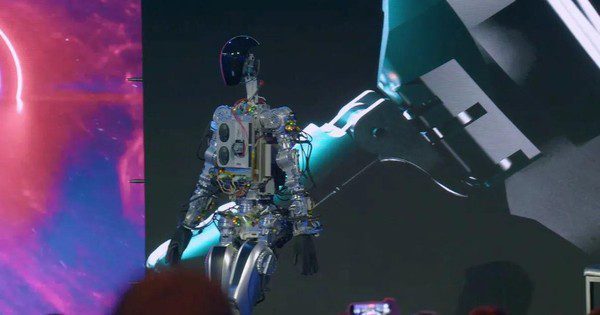 Elon Musk presenta el primer prototipo de su robot humanoide