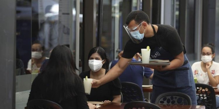 Congreso aprueba reducir IGV del 18% a 8% en restaurantes y hoteles hasta 2024
