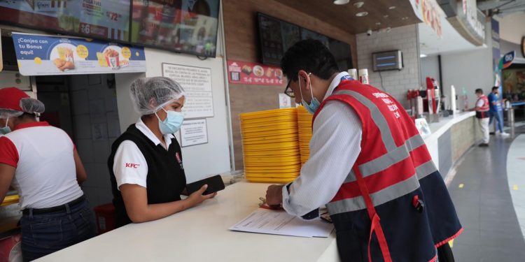 Fiscalizan casi 100 tiendas en centros comerciales para garantizar condiciones laborales