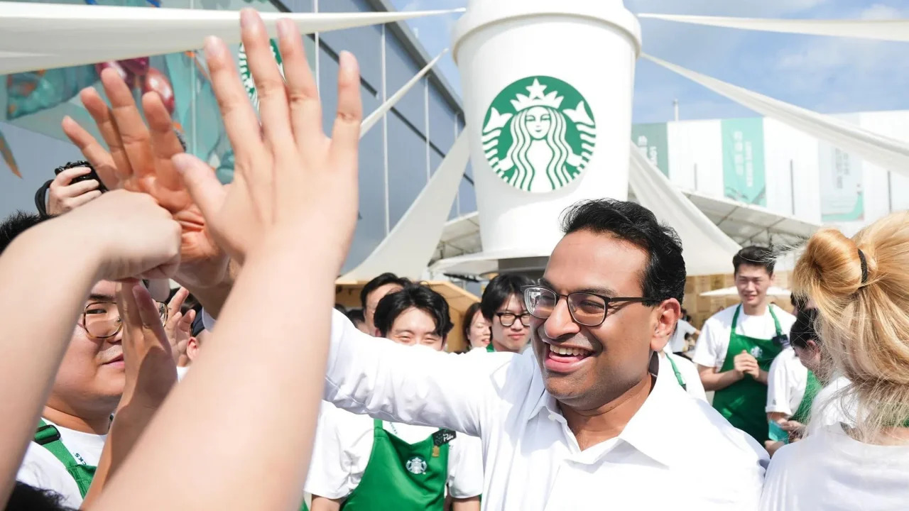 Starbucks designa nuevo CEO a menos de 2 años de su último nombramiento: ¿Quién es el nuevo líder?