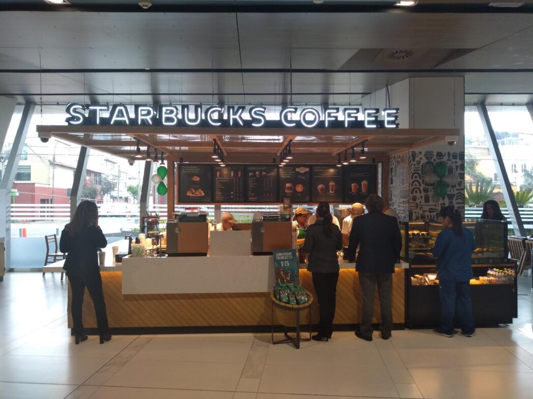 Conoce la nueva cafetería de Starbucks que funciona dentro de una clínica