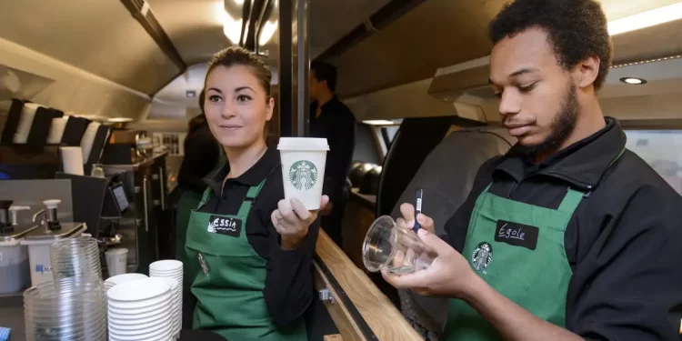 Sindicato de Starbucks acusa a la compañía de cerrar dos locales en represalia