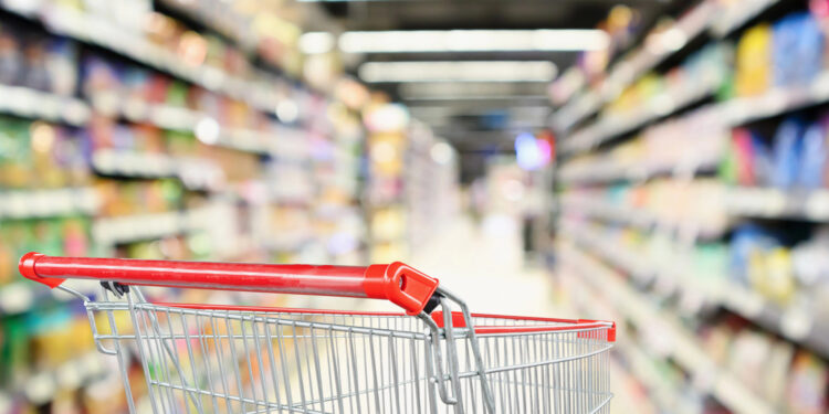 Famosa cadena de supermercados anuncia el cierre de sus tiendas: rematará miles de productos
