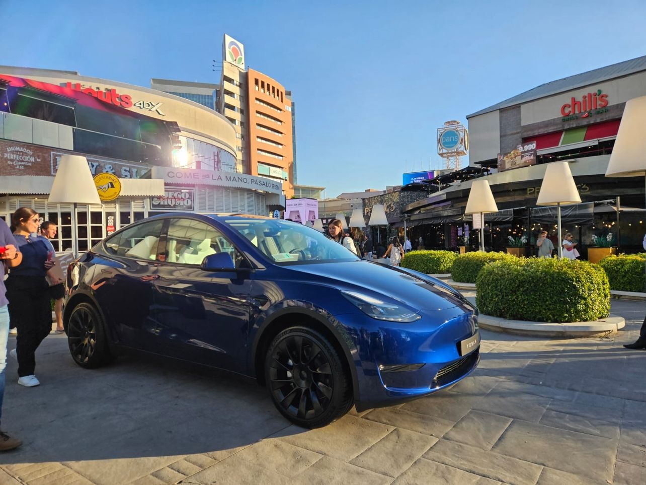 Tesla aterriza en Chile con showroom en mall de Parque Arauco: Estos son los modelos disponibles y precios