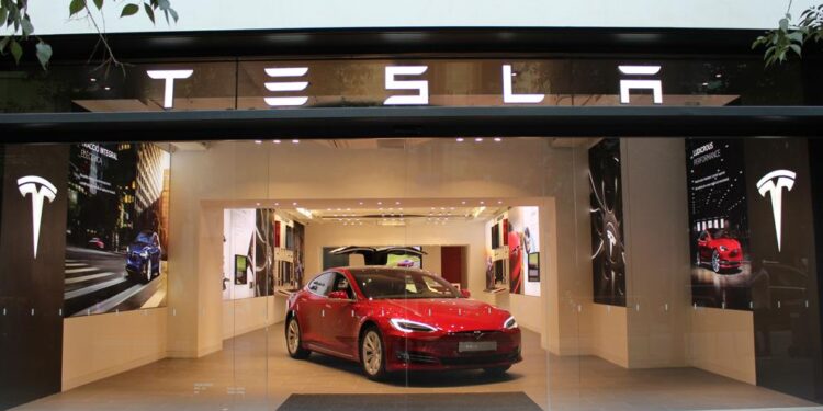 Tesla elige exclusivo centro comercial de Parque Arauco para abrir su primera tienda en Chile
