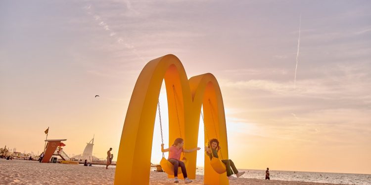 McDonald’s convierte sus arcos dorados en columpios