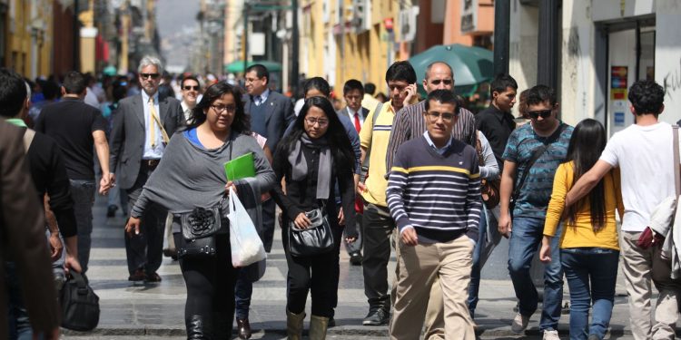 El 69% de peruanos no espera que la economía mejore en 2023, según estudio