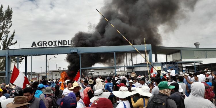 Manifestantes queman y saquean planta de Leche Gloria en Arequipa