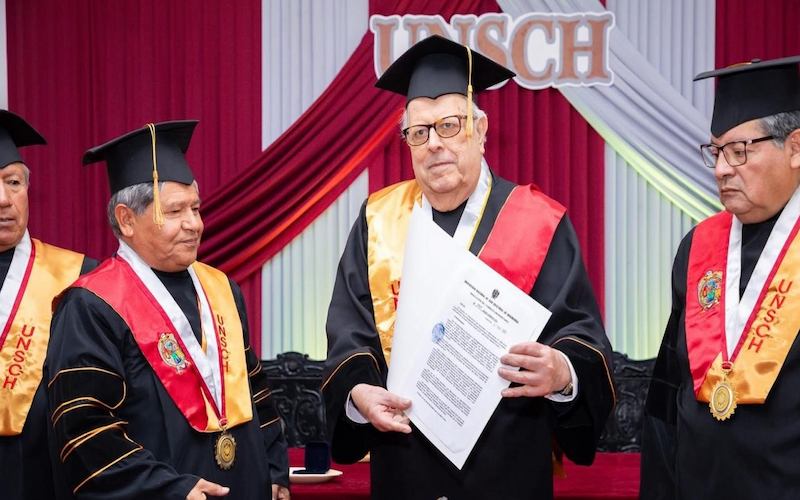 Julio Velarde destaca autonomía del BCRP tras recibir reconocimiento como doctor honoris causa